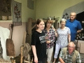 pięć osób: dwóch starszych mężczyzn, dwie kobiety i młoda dziewczyna w sali wystawowej starych przedmiotów użytku domowego