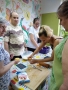 pięć osób przy kuchennym stole przygotowująca wypieki