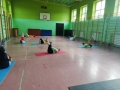 grupa osób ćwicząca na matach 