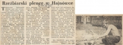 Wycinek skanu gazety z artykułem "Rzeźbiarski plener w Hajnówce". Z prawej strony zdjęcie rzeźbiącego mężczyzny.
