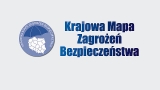 ogrągłe logo z mapą Polski  w okręgu oraz napis Krajowa Mapa Zagrożeń Bezpiezeństwa. Cała grafika wgranatowym kolorze.