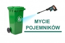 strumień wody z myjki skierowany na zielony kosz na odpady . Z prawej strony napis: MYCIE POJEMNIKÓW