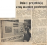 skan czarno-białego zdjęcia prasowego, na którym widoczny jest fragment wystawy projektów znaczków pocztowych oraz trzy osoby po prawej stronie kadru, które oglądają prace