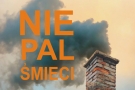 czarny dym unoszący się z komina oraz pomarańczowy napis: NIE PAL ŚMIECI