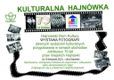 grafika kliszy, na której znajdują się kadry z życia kulturalnego Hajnówki oraz loga 70 lat praw miejskich Hajnówki i HDK. W centrum plakatu znajdują się informacje dotyczące wystawy.