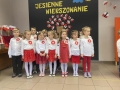 Zdjęcie grupowe przedszkolaków, dzieci ubrane są w biało - czerwone stroje.