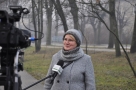 Mirosława Piwowarczyk udziela wywiadu miejscowej telewizji.