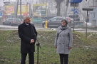 Na zdjęciu widać burmistrza miasta mówiącego do mikrofonu, po prawej stronie stoi pani Mirosława Piwowarczyk