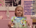 Zuzanna Grygoruk z Przedszkola Nr 1 w Hajnówce ze swoją pracą plastyczną ilustrującą wiersz pt. "Hajnówka - moje miasteczko" Julii Gołubowskiej