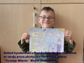 Antoni Łysakowski z Przedszkola Nr 5 w Hajnówce ze swoją pracą plastyczną ilustrującą wiersz "To moje Miasto" Blanki Zaniewskiej