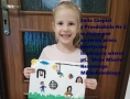 Julia Czepiel z Przedszkola Nr 2 w Hajnówce ze swoją pracą plastyczną ilustrującą wiersz pt. "Moje Miasto" Ksawerego Michałowskiego
