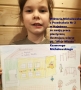 Wiktoria Michałowska z Przedszkola Nr 2 w Hajnówce ze swoją pracą plastyczną ilustrującą wiersz pt. "Moje Miasto" Ksawerego Michałowskiego