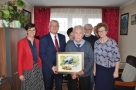 Pamiątkowe zdjęcie jubilata z rodziną i delegacją  Z Urzędu Miasta Hajnówka