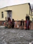 Barwny i radosny występ kolędników w przebraniach.