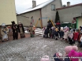 Barwny i radosny występ kolędników w przebraniach.