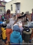 Barwny i radosny występ kolędników w przebraniach.