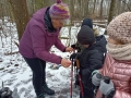 dzieci rozpoczynają spacer od rozgrzewki; następnie uczą się chodzić przy użyciu kijków.