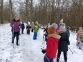  dzieci radzą sobie z kijkami używając ruchów naprzemiennych.