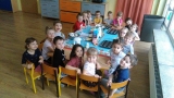 Przedszkolaki przygotowują babeczki