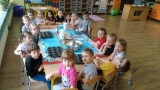 Przedszkolaki przygotowują babeczki