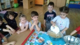 Przedszkolaki przygotowują babeczki