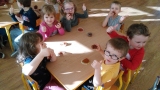 Przedszkolaki przygotowują babeczki