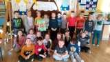 Zdjęcie grupowe dzieci  z przygotowana paczką