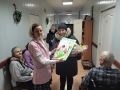 Wręczenie słodkości i laurek seniorom