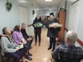 Wręczenie słodkości i laurek seniorom