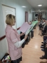 Wręczenie słodkości i laurek seniorom