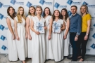 Pamiatkowe zdjęcie grupowe wokalistek, akompaniatora oraz autora utworu