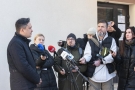 grupa dziennikarzy przeprowadza wywiad Rzecznikiem Praw Obywatelskich na zewnątrz budynku