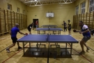 Mecz Hajnówka - Lombard Bielsk Podlaski, mężczyźni grają w tenisa stołowego.