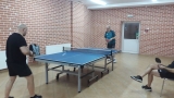 Mecz Łosice - Top Spin Siemiatycze, dwóch mnężczyzn gra w tenisa stołowego.