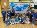 Grupa dzieci ubrana na niebiesko.