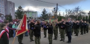 Zdjęcie przedstawia kadetów z klasy mundurowej składających ślubowanie.