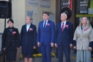 pięciu przedstawicieli samorżadu miasta Hajnowka, powiatu hajnowskiego, gminy Hajnówka, obserwujący wciąganie flagi na maszt