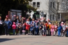 grupa dzieci trzymające w rękach male flagi