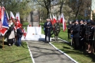 Obelisk, po obu stronach biało czerwone flagi, obok obelisku przemawia Burmistrz.