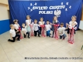 dzieci z poszczególnych grup przedszkolnych: „Sówki”, „Tygryski”, „Kangurki”, „Króliczki” i „Puchatki” biorące udział w Obchodach Święta Chrztu Polski.