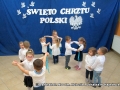 dzieci z poszczególnych grup przedszkolnych: „Sówki”, „Tygryski”, „Kangurki”, „Króliczki” i „Puchatki” biorące udział w Obchodach Święta Chrztu Polski.