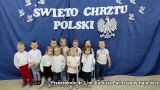 dzieci z poszczególnych grup przedszkolnych: „Sówki”, „Tygryski”, „Kangurki”, „Króliczki” i „Puchatki” biorące udział w Obchodach Święta Chrztu Polski.