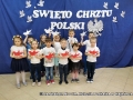 dzieci z poszczególnych grup przedszkolnych: „Sówki”, „Tygryski”, „Kangurki”, „Króliczki” i „Puchatki” biorące udział w Obchodach Święta Chrztu Polski.