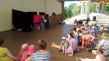 grupa dzieci i dorosłych na scenie amfiteatru podczas teatrzyku 