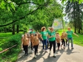 Zdjęcie przedstawia bieg dzieci i pań w Parku Miejskim w Hajnówce