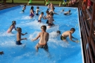 Dzieci bawią się w wodzie