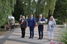 Delegacja samorządowców stoi na baczność przed pomnikiem Bierwiaczonka.