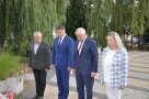 Sekretarz gminy, zastępca burmistrza, burmistrz i wicestarosta hajnowski oddają pokłon przed kamieniem poświęconym pamięci Bierwiaczonka.