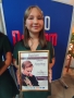 Dziewczyna trzyma dyplom.