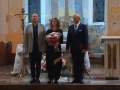 trzej artyści stojący na tle ołtarza